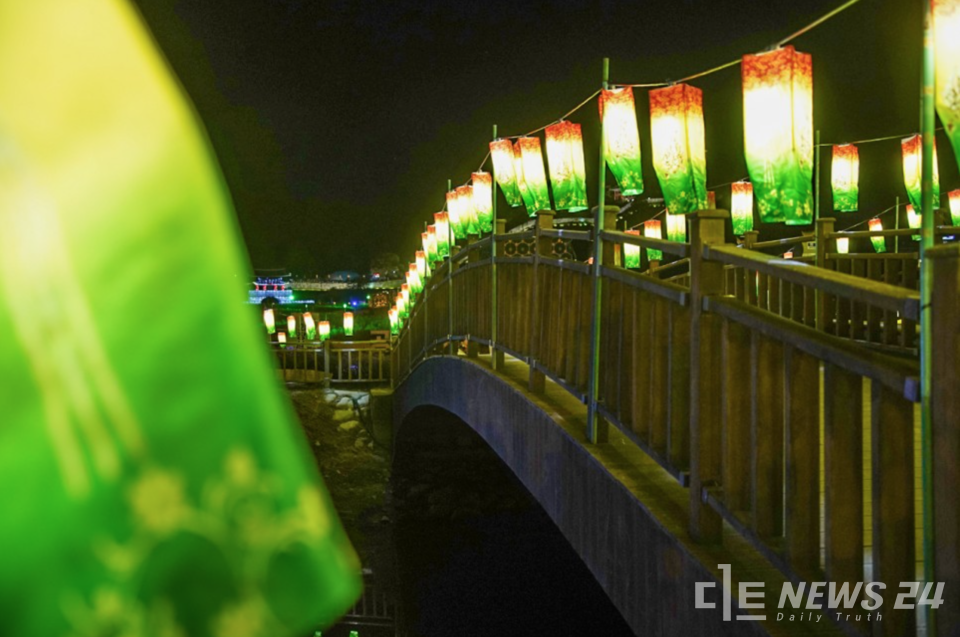 공주 금강교에 장식된 수많은 등불도 인생샷을 남기려는 관광객들의 발길을 머무르게 한다. 공주시 제공