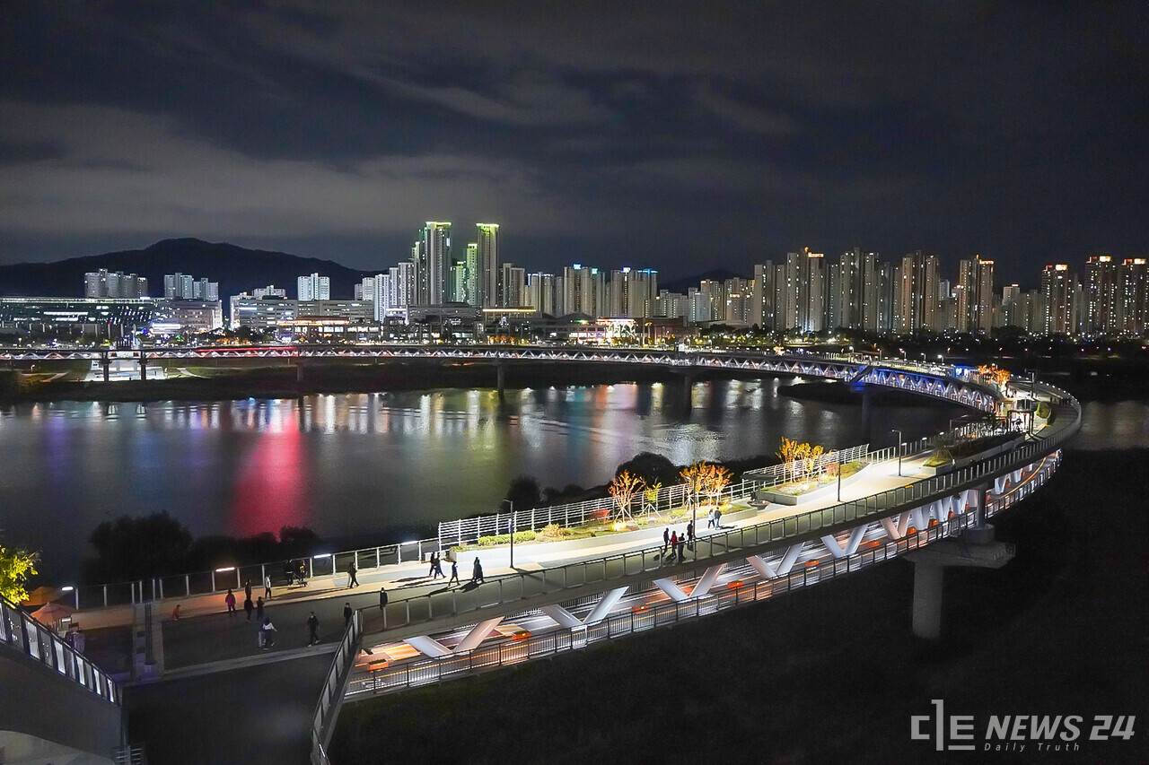 세종 시민들이 이응다리 금강보행교에서 야간 산책을 즐기고 있다. 정은진 기자