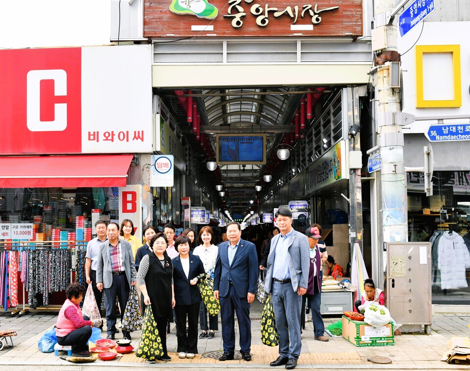 보령시의원들과 사무국직원들 추석맞이 전통시장 장보기. 보령시의회 제공.