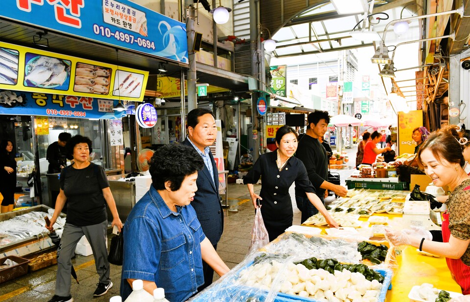 박상모 보령시의회 의장이 27일 전통시장에서 상인들의 이야기를 경청하고 있다. 보령시의회 제공.