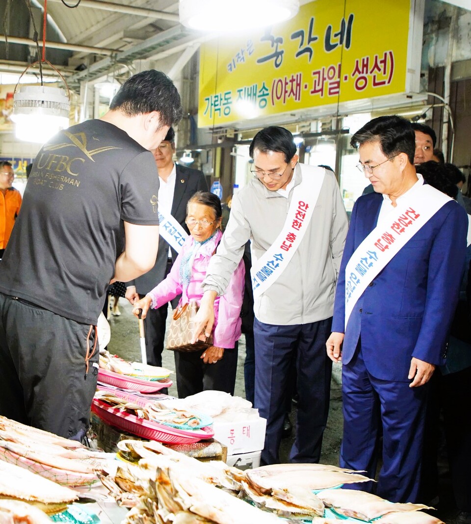 27일 서산동부전통시장에서 김태흠 충남지사(오른쪽)와 이완섭 서산시장(왼쪽)이 시민들과 소통했다. 서산시 제공.
