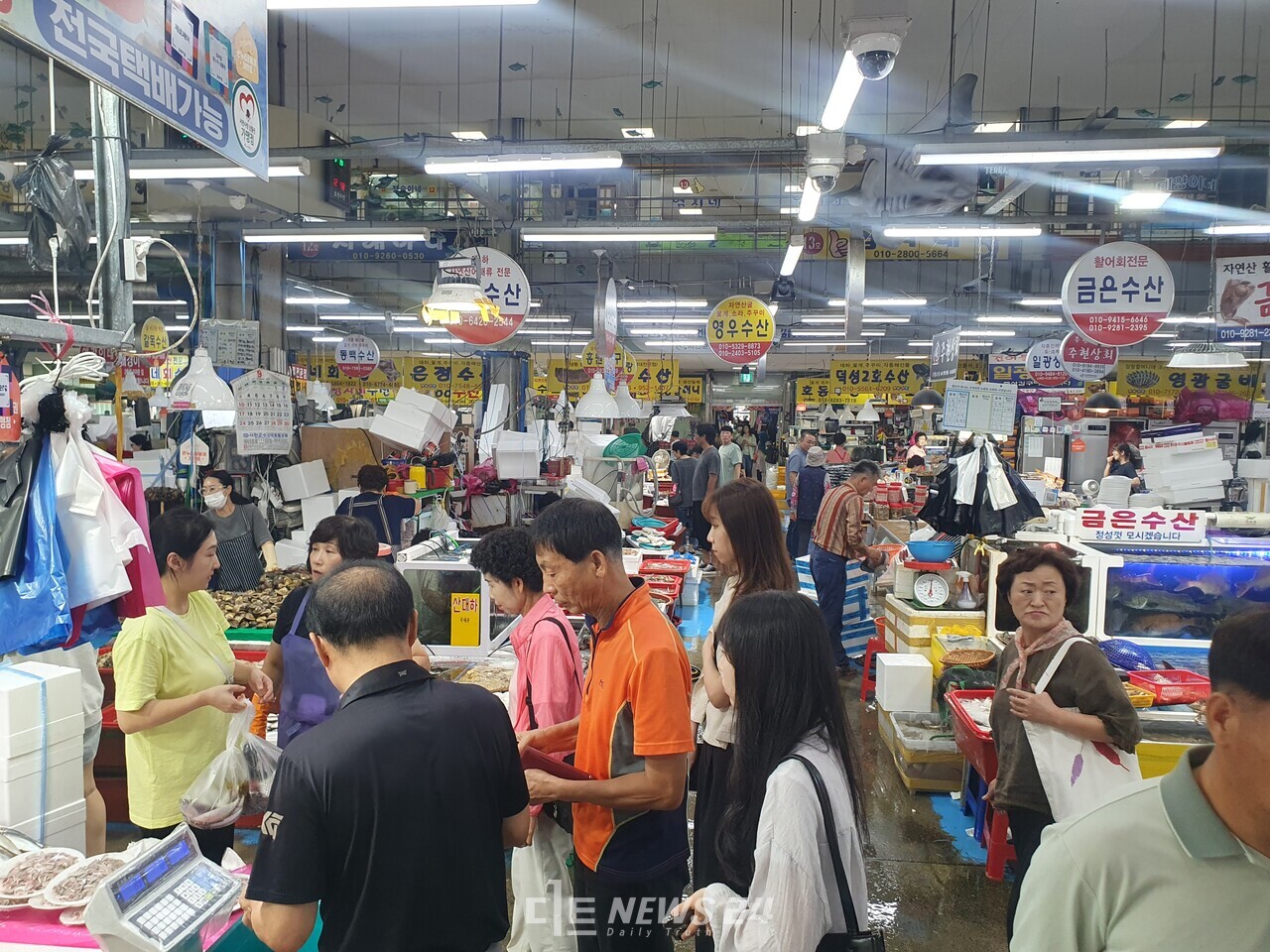 서천특화시장 안에 고객들이 붐비는 모습. 상인들은 고객들의 방문은 많지만 작년보다도 매출은 안 나온다고 말한다. 김다소미 기자.