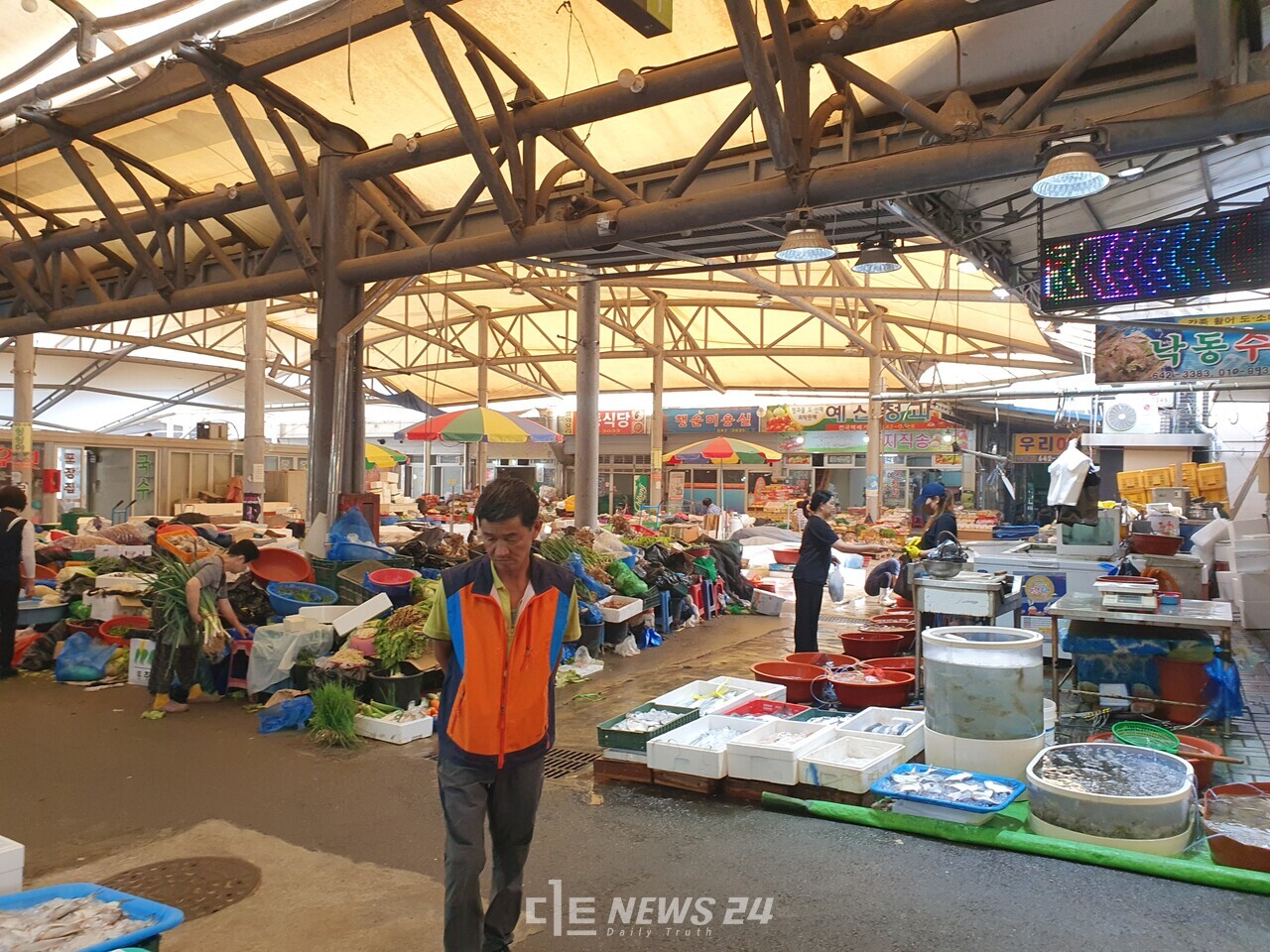 광천역 바로 앞에 위치한 '광천전통시장' 현대식의 큰 규모를 자랑한다. 이곳도 명절 특수를 못 누리는 건 마찬가지 였다. 김다소미 기자. 
