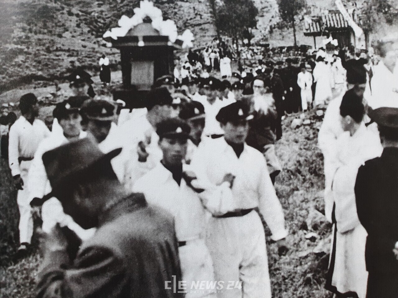 백제대제집행위원과 부여고 학생들로 구성된 삼충신 위패 봉안 행렬단. 이들은 부여읍 용정리 인근 청마산성 입구에 있던 의열사지에서 제례를 올린 후 요여(腰輿)에 위패를 모셔 삼충사까지 행렬을 이끌었다. 하얀 운동복에 검은 교복 모자를 눌러쓴 학생들이 인상적이다. 백제문화제 60주년 기념집 발췌. 