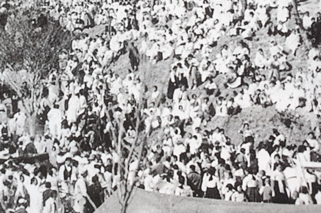 1955년 4월 22일. 백제대제 마지막 날 전국에서 모여든 2만여 명의 추모객이 삼천궁녀 위령제를 보기 위해 부소산 자락과 구드래에 모여 있는 모습. 백제문화제 60주년 기념집 발췌. 