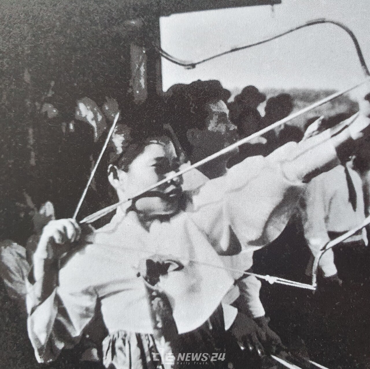 1956년 10월 17일. 백제대제 부대행사 격으로 열렸던 궁도대회에 참가한 여궁사가 활을 당기고 있다. 제2회 국궁대회에는 이례적으로 여성 참가가 허용됐다. 백제문화제 60주년 기념집 발췌. 