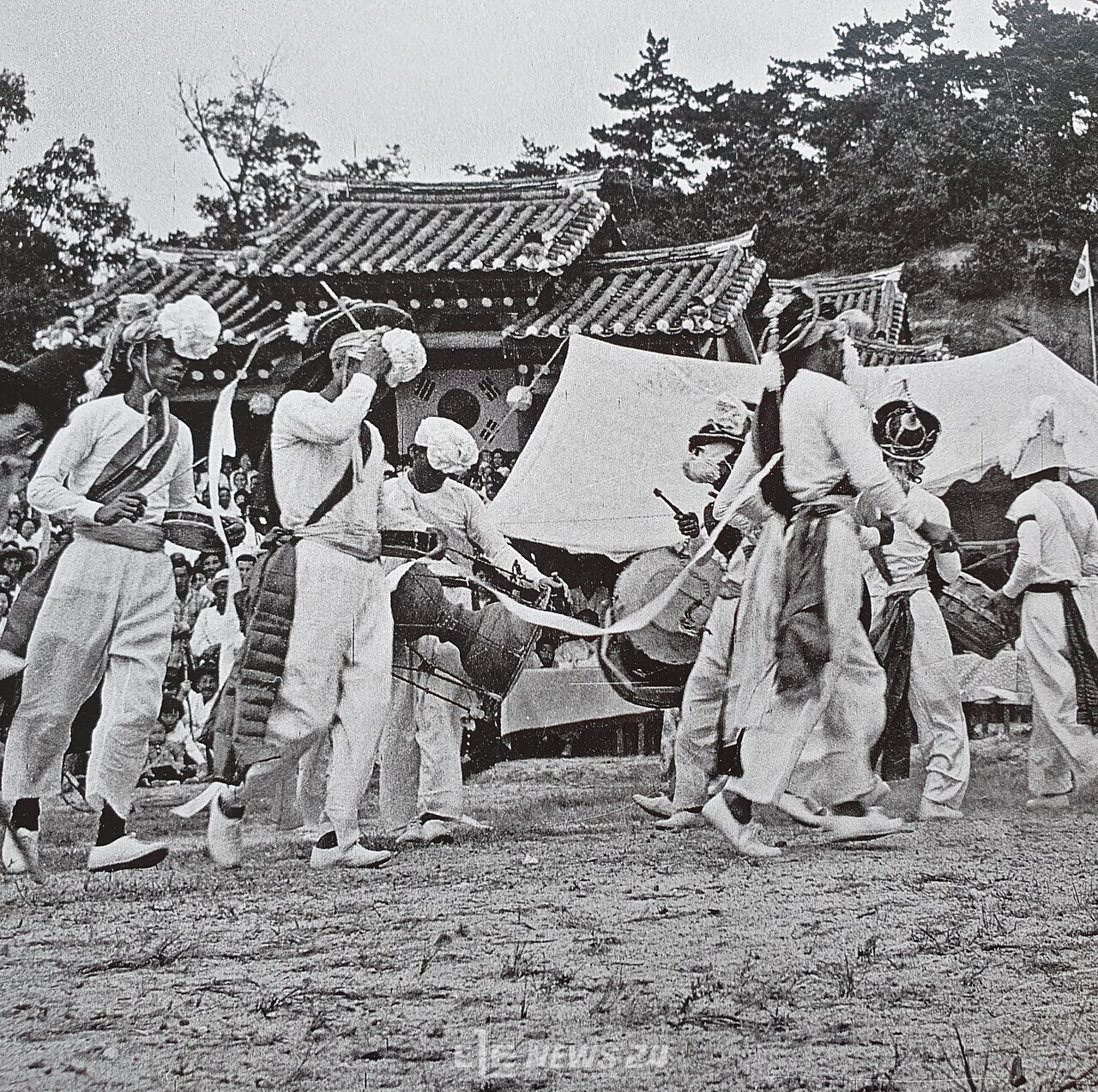 1964년 10월 3일. 풍물단이 신명 나게 한바탕 연주하고 있다. 백제문화제 60주년 기념집 발췌. 