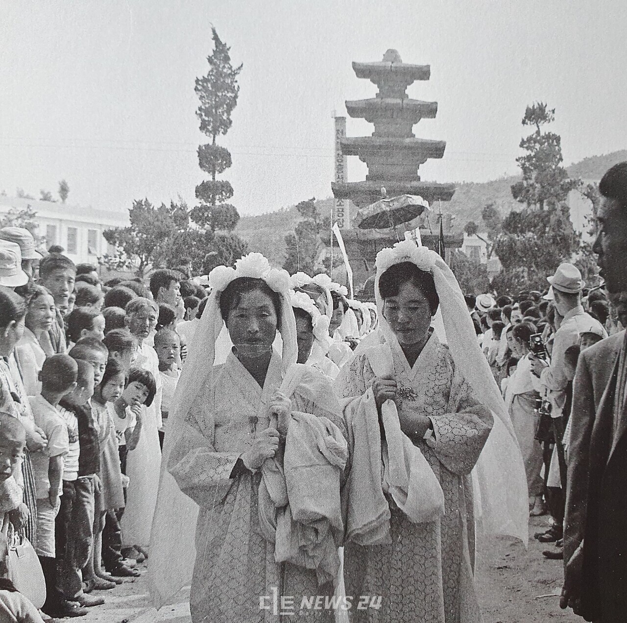 백제탑 앞 광장에서(지금의 정림사지) 불공법요 등의 상단불공 의식을 거행한 궁녀제 이운 행렬이 수많은 인파를 헤치고 광장을 나서고 있다. 이운 행렬은 법사, 여제관, 백제공주, 불교신도 등 240여 명으로 구성돼 있다. 백제문화제 60주년 기념집 발췌.