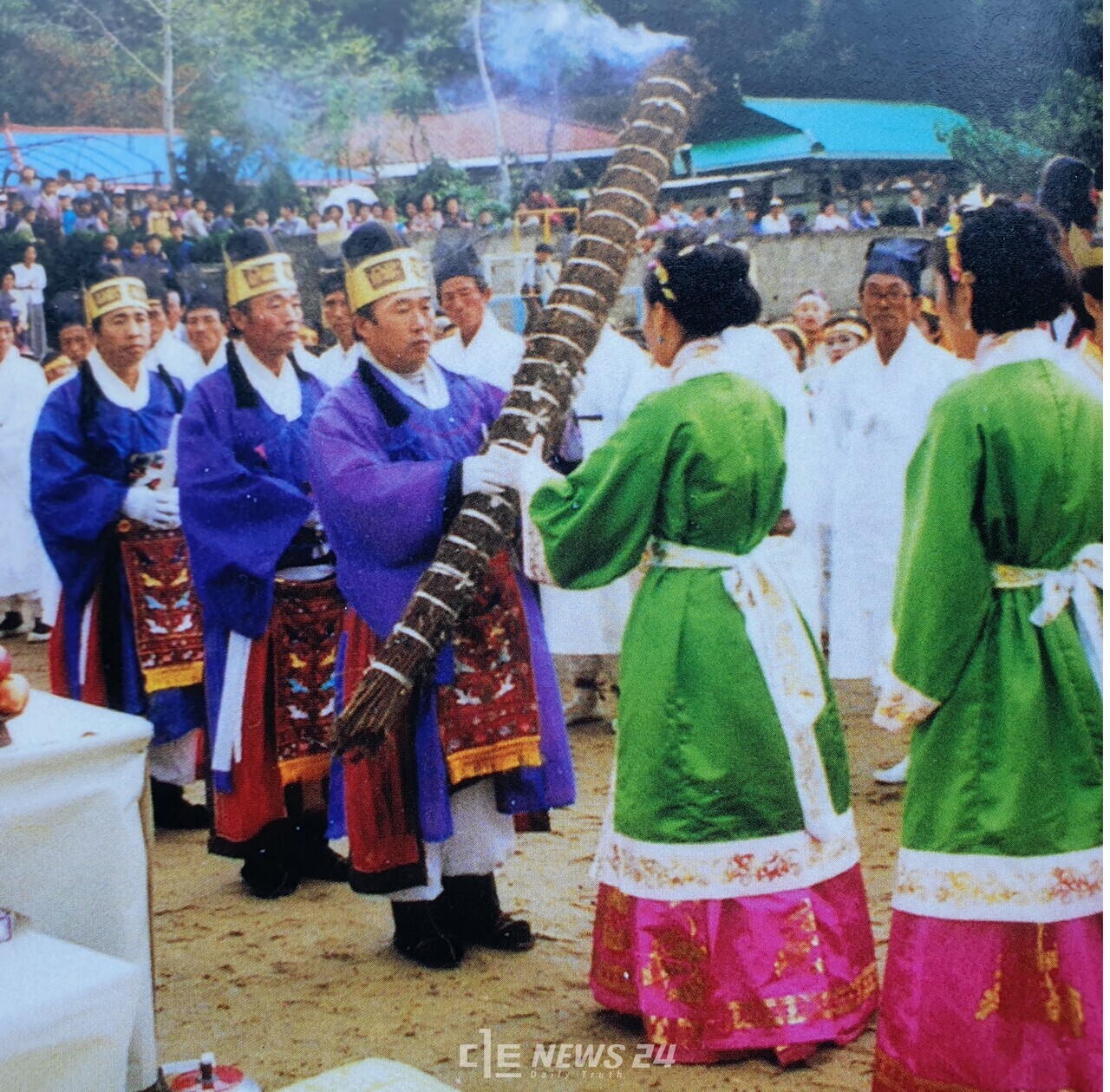 1982년 10월 19일. 부여 충화면 천등산에서 채화된 성화를 금성산 성화대로 봉송하기 위한 봉송식이 충화국민학교 운동장에서 백제사적연구회 주관으로 거행되고 있는 모습. 백제문화제 60주년 기념집 발췌.