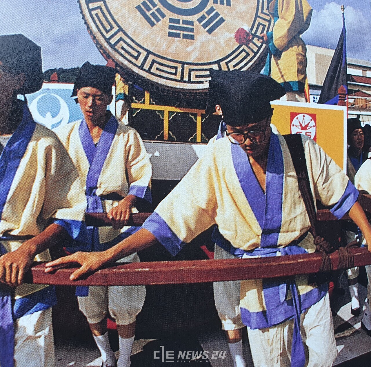 1990년 9월 26일. 사비성 6대왕 행차 모습. 당시 국내 최대 대고를 앞세운 백제무왕 행차가 정림사지 앞을 지나고 있다. 축제문화진흥회 주관으로 마련된 이 행렬은 향토축제문화의 발전을 위해 서울신문사 스포츠 서울에서 금성사의 협찬을 받아 백제문화제 문화 행렬에 참여했다. 백제문화제 60주년 기념집 발췌. 