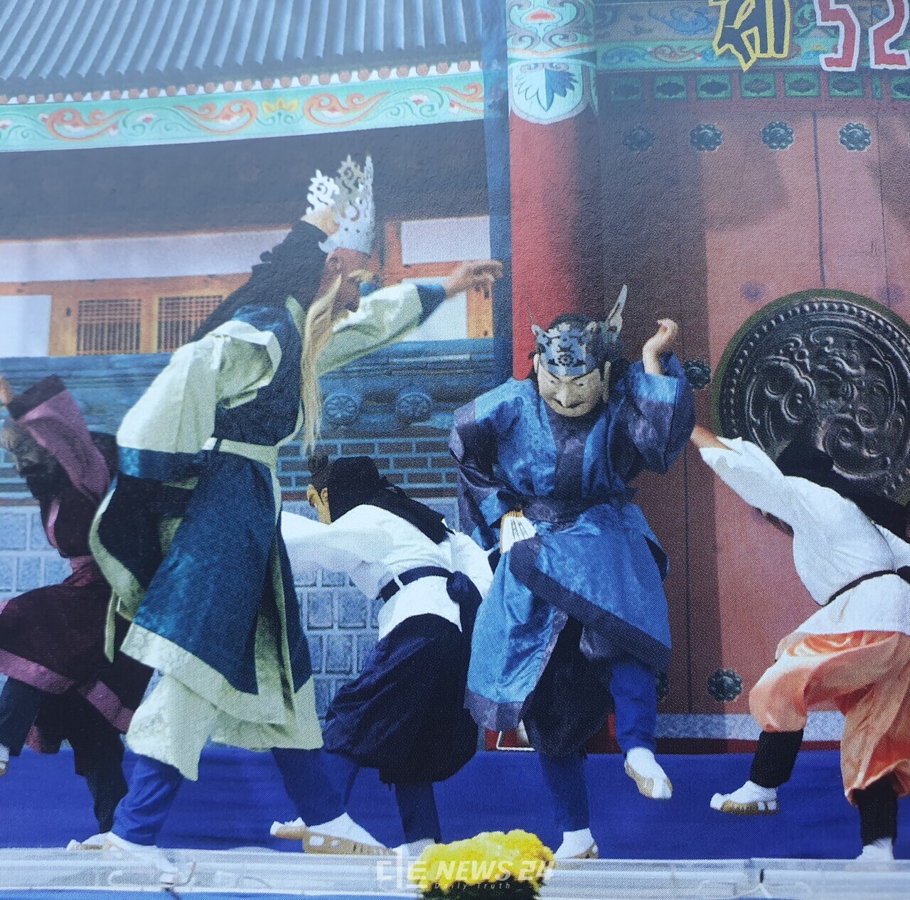 2006년 10월 1일. 백제에서 일본으로 전수된 백제기악이 백제기악보존회 주관으로 구드래 행사장 주무대에서 열리고 있다. 백제기악은 가면극으로 612년 백제 미마지가 남중국의 오나라에서 배운 기악을 일본에 전했다고 일본 서기에 기록돼 있다. 당시 사용했다고 전해지는 가면과 악기는 일본의 국보로 지정돼 도쿄국립박물관과 동대사 정창원에 보관돼 있다. 백제문화제 60주년 기념집 발췌.