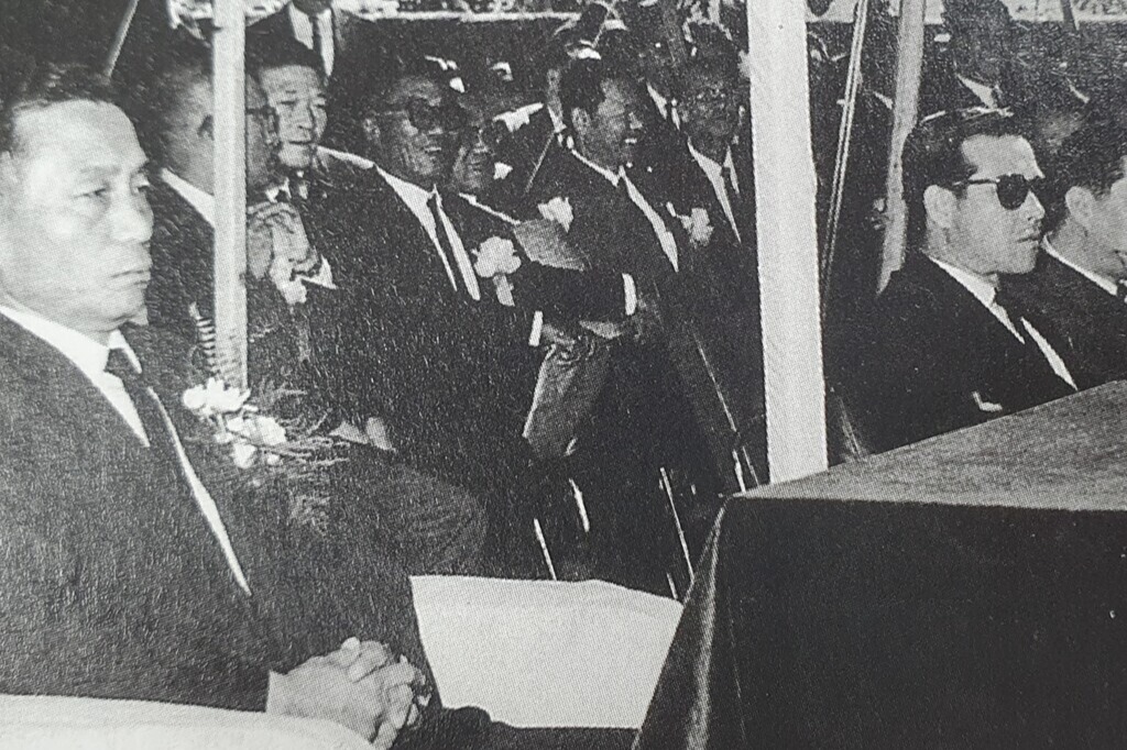 1965년 10월 9일. 박정희 전 대통령이 개막식에 이어 삼충사에서 봉행되던 삼충제를 참관하는 모습. 검은 선글라스를 쓴 이가 부여 출신 김종필 전 국회의원이다. 백제문화제 60주년 기념집 발췌.