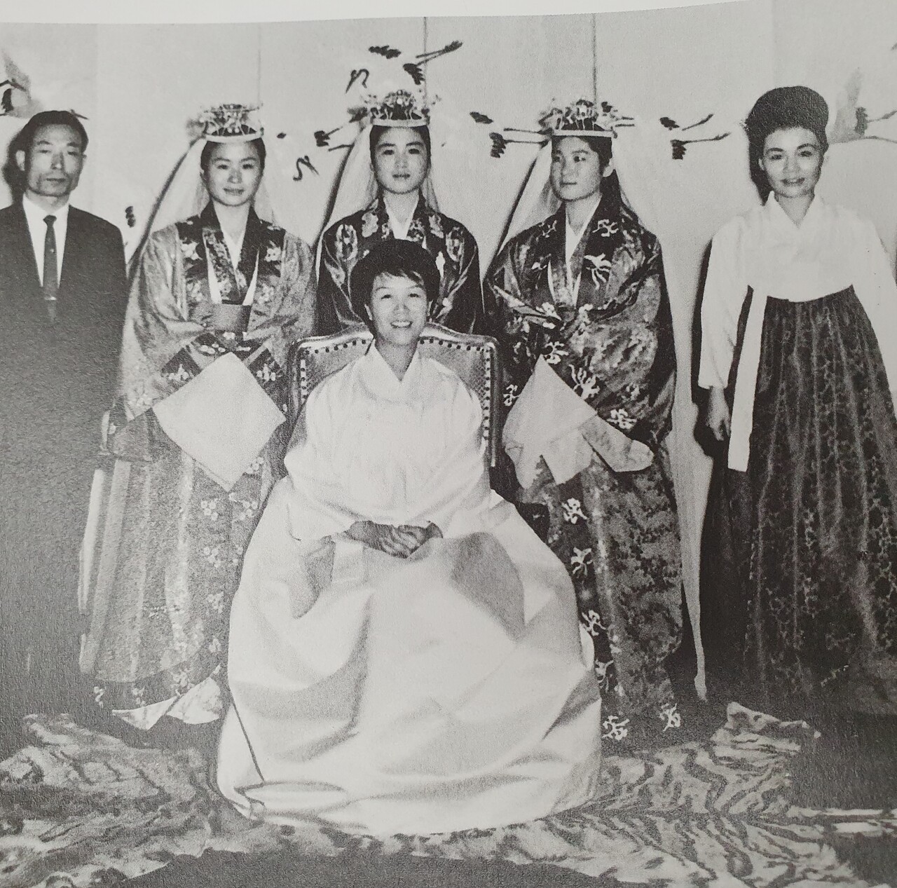 1965년 10월. 백제공주 일행이 청와대를 방문해 육영수 여사와 접견후 찍은 기념사진. 윗줄 오른쪽부터 박욱래 부여군수, 김종필 국회의원의 부인인 박영옥 여사. 백제공주 미 황의명씨, 진 김용옥씨. 선 이혜강씨. 백제문화제 60주년 기념집 발췌.