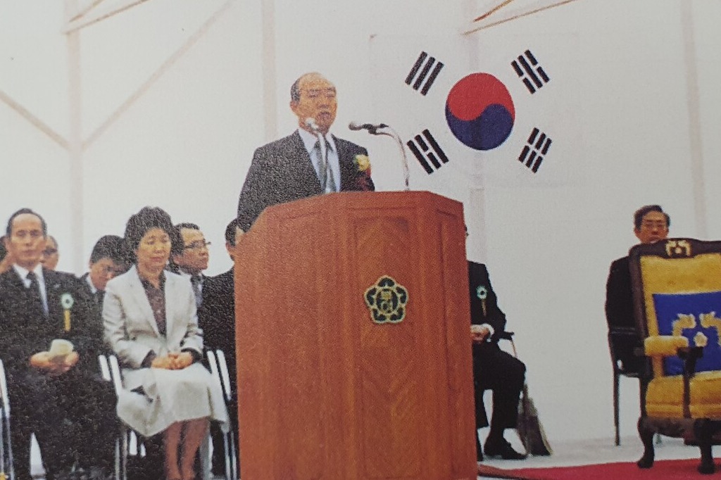 1980년 10월18일 부여중학교에서 열린 26회 백제문화제 개막식 모습. 전두환 전 대통령은 전날 대전 충남도청 순방 도중 전격적으로 참석을 확정했고 이날 이순자 여사와 축사 후 30여 분간 축제를 참관한 것으로 알려졌다. 백제문화제 60주년 기념집 발췌.  