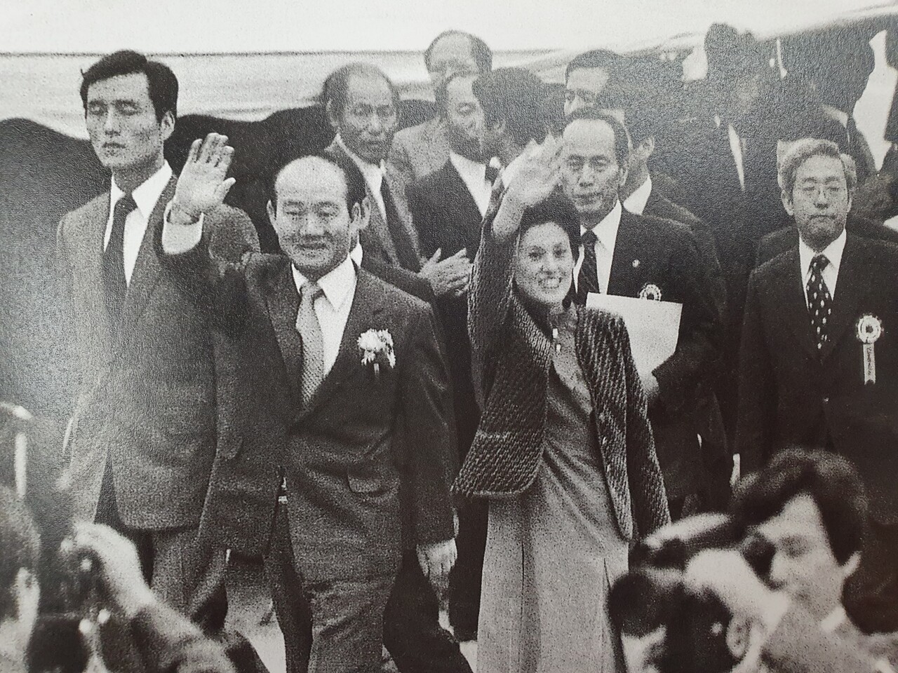 전 전 대통령과 이순자 여사가 백제문화제를 찾은 관중들에게 손을 흔들며 인사하고 있다. 백제문화제 60주년 기념집 발췌.