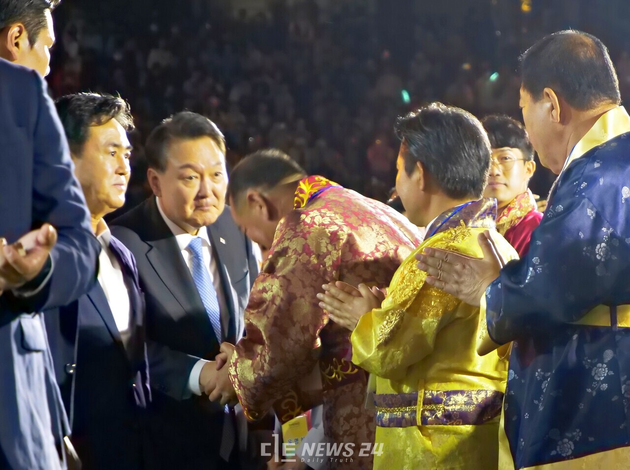윤석열 대통령이 지난달 23일 공주 미르섬 일대에서 열린 '2023 대백제전' 개막식에 참석해 내빈들과 인사를 나누고 있다. 윤 대통령 왼쪽은 김태흠 충남지사, 오른쪽부터 최원철 공주시장, 박정현 부여군수, 조길연 충남도의장. 김다소미 기자. 