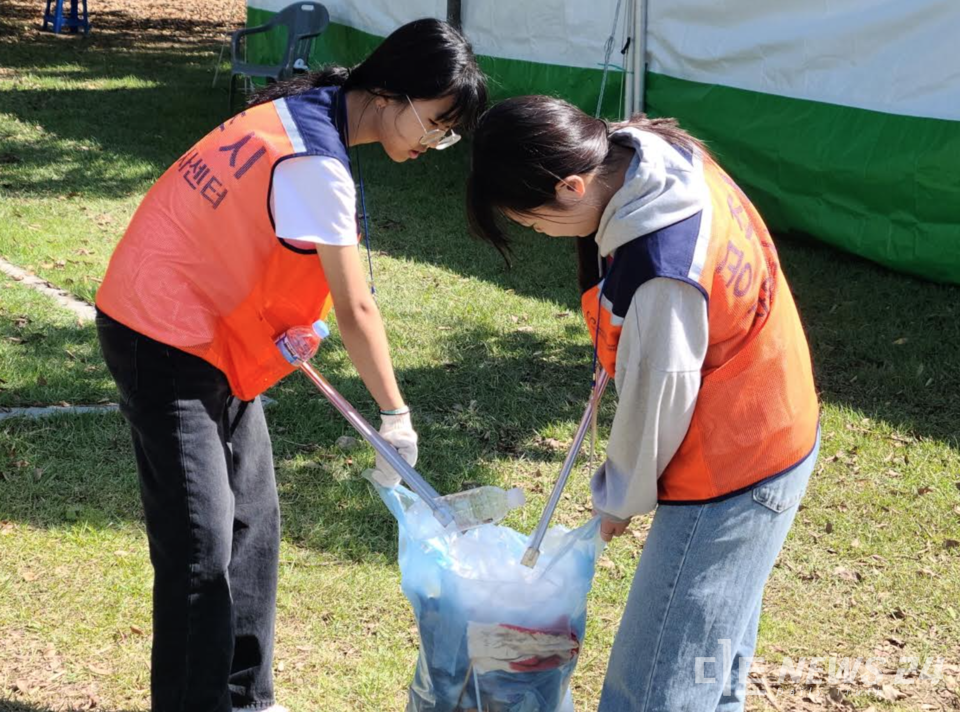 2023 대백제전이 성황리에 개최되고 있는 가운데 자원봉사자들의 적극적인 봉사활동이 주목받고 있다. 공주시 제공