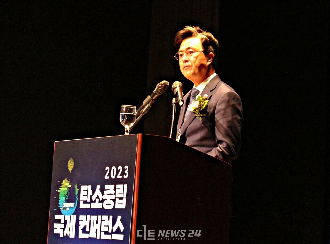 김태흠 충남지사가 5일 예산 스플라스리솜에서 열린 '탄소중립 국제 컨퍼런스'에서 강도 높은 산업 에너지 전환 정책 입법화 추진 계획을 밝혔다. 김다소미 기자.