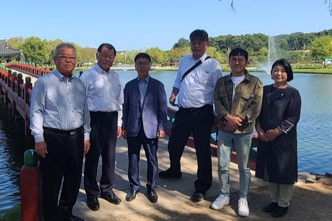 왼쪽부터 엔도 토쿠오 와쿠야정장.