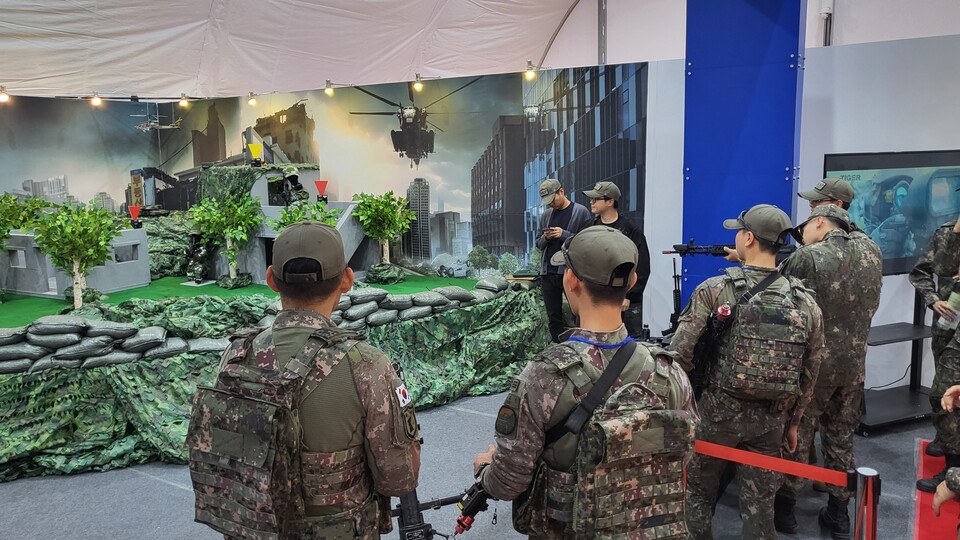 2023계룡군문화축제를 찾은 방문객들이 축제장에 전시된 군용장비를 체험하고 있다. 박성원 기자.