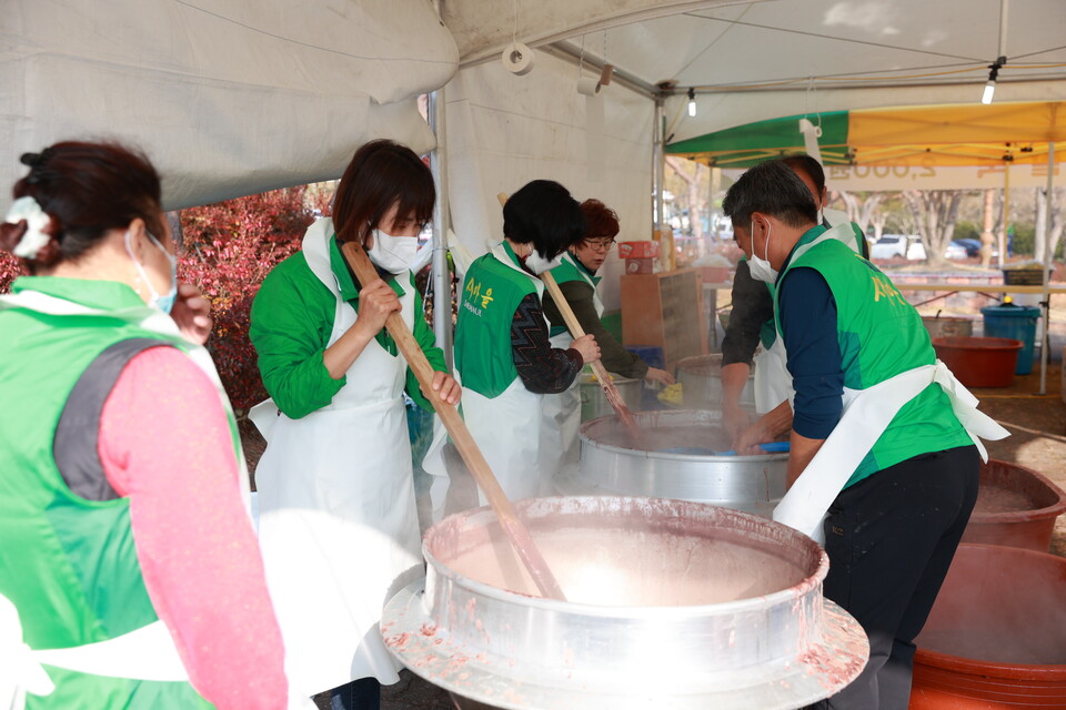 계룡 팥거리 축제, 팥죽을 만드는 모습. 계룡시 제공.