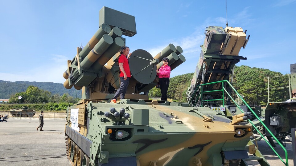 2023계룡군문화축제를 찾은 방문객들이 축제장에 전시된 군용장비에 탑승, 기념촬영을 하고 있다. 박성원 기자.