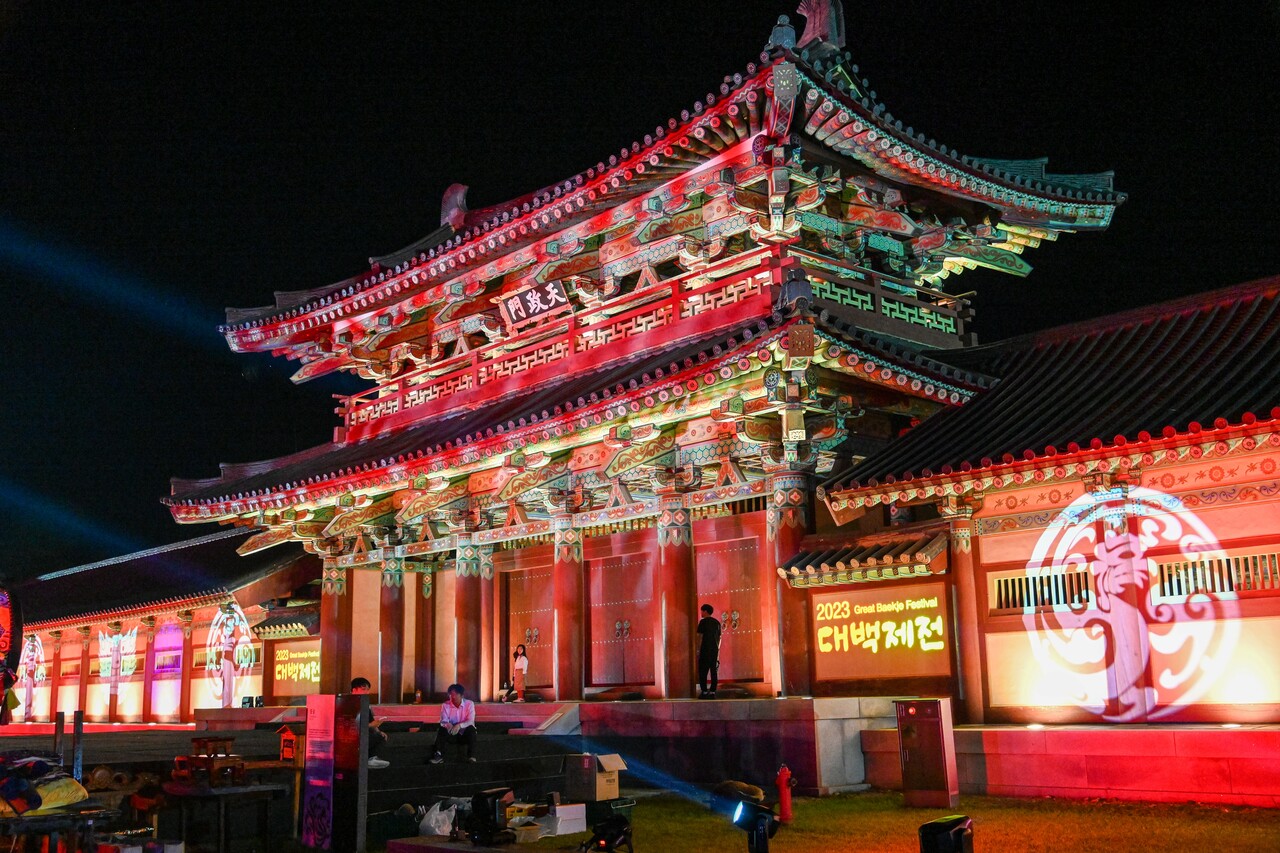 백제문화단지 내 천정문 벽체에 쏘아진 미디어랩핑. 화려한 장관을 연출하고 있다. 부여군 제공.