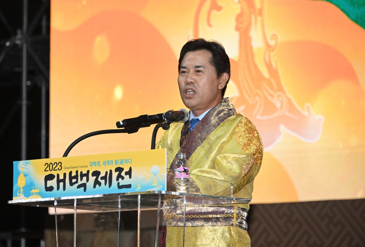 박정현 부여군수가 9일 부여 백제문화단지에서 열린 폐막식에서 향후 백제문화제를 '민간주도