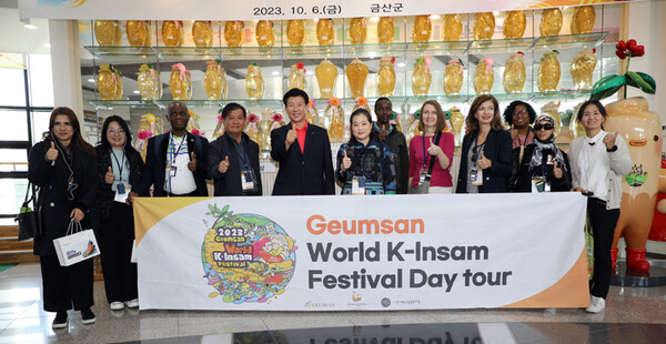 벌써부터 외국인 방문객들이 축제 현장을 찾고 있다. 