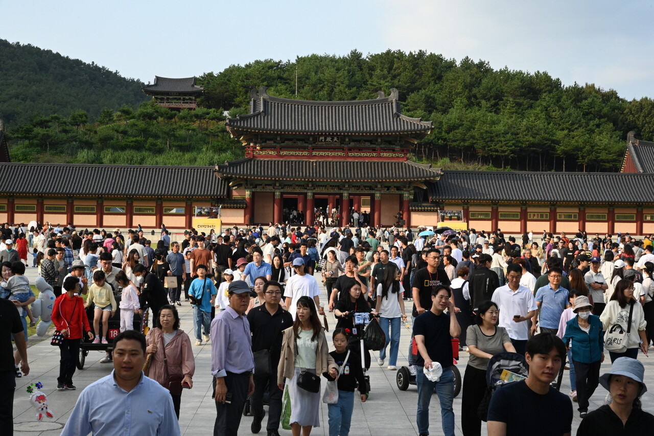 올해 '2023 대백제전'이 열린 부여 백제문화단지 모습. 이곳은 옛 사비궁을 재현한 목조건축물로 웅장한 디자인이 특징이다.  부여군 제공.