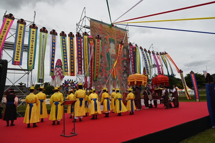 백제 멸망과 함께 산화한 무명장졸들과 여인들의 넋을 기리기 위해 수륙대제가 열린 모습. 삼충제와 더불어 백제문화제의 시초가 되는 제사다. 부여군 제공.