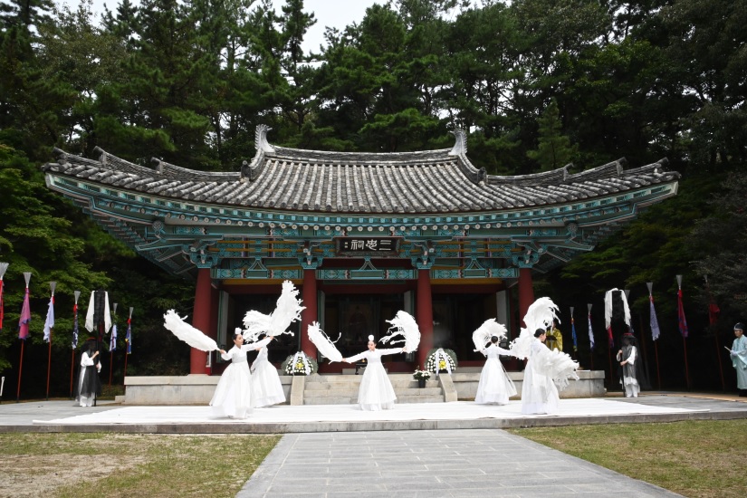 백제문화제의 시초가 된 '삼충제'. 부소산성 초입에 위치한 삼충사에는 성충, 흥수, 계백장군의 영정이 걸려있다. 무용수들이 이들의 넋을 기리기 위한 제무를 추고 있다. 부여군 제공.