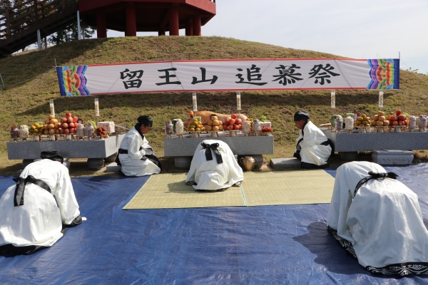 백제를 멸망시킨 당나라 소정방 장군은 의자왕과 일행들이 가족들과 회포를 풀으라는 의미에서 양화 유왕산에서 일주일간 머무르게 했다고 한다. 당시 남은 백제인들은 유왕산 마루턱에 올라 의자왕 일행과 다시 만나기를 기약했고 훗날 '유왕산 놀이'라는 세시풍속으로 발전됐다. 부여군 제공.