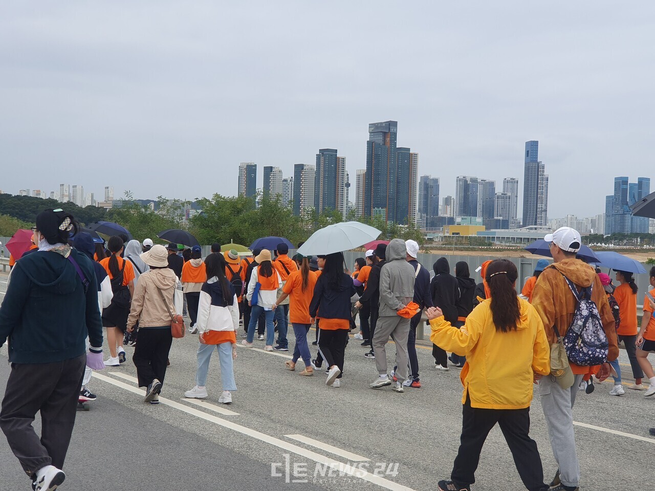 국지도 96호선을 처음으로 두발로 걷는 참가자들. 김다소미 기자. 