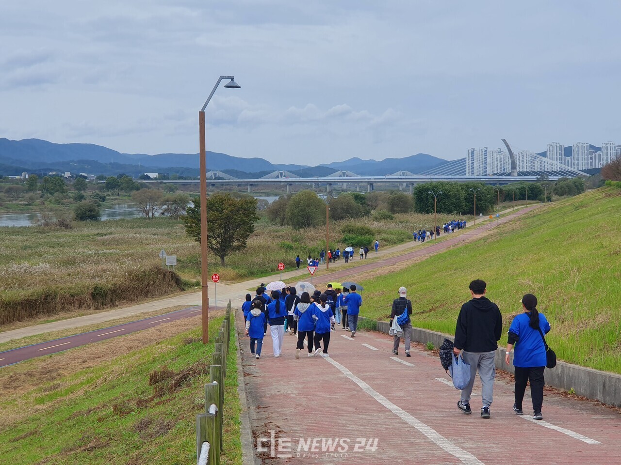 금강 수변길 걷기에 나선 참가자들. 김다소미 기자. 