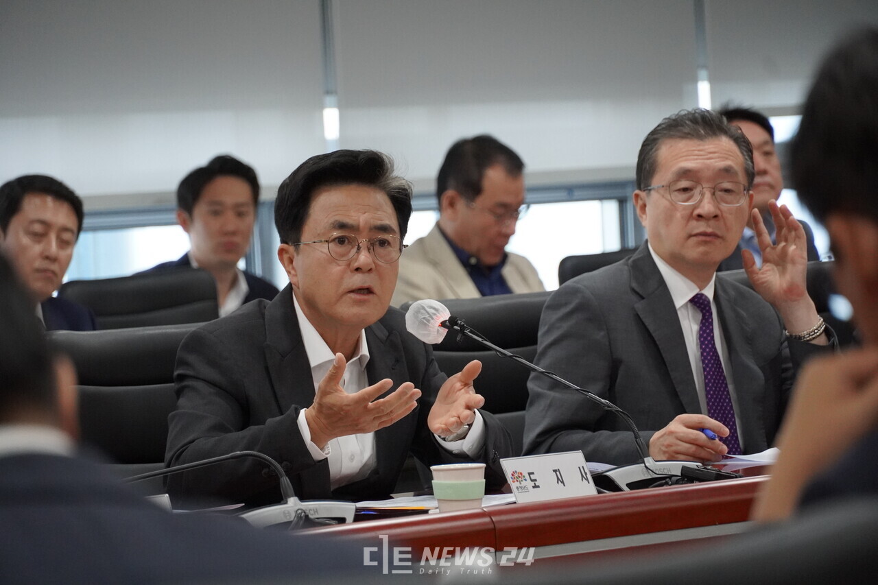 김태흠 지사가 11일 열린 실국원장회의에서 문화체육관광국으로부터 업무보고를 받은 뒤 '백제문화제'의 정확한 진단과 철저한 성과분석을 주문했다. 김다소미 기자. 