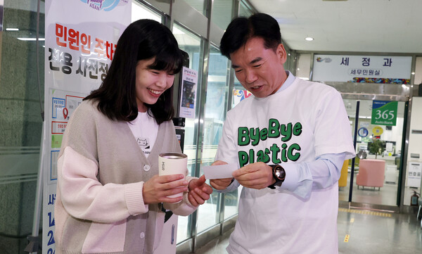 아산시가 청사 로비에서 조일교 아산시 부시장을 비롯한 홍보담당관, 자원순환과, 총무과, 아산시공무원노조 소속 공무원 10여 명 등이 참여한 가운데 친환경 문화 확산을 위한 ‘텀블러는 필수품’ 캠페인을 전개하고있다.