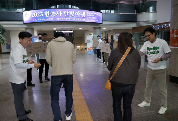 조일교 아산시 부시장과 직원들이 친환경 문화 확산을 위한 ‘텀블러는 필수품’ 캠페인을 전개하며 이벤트 쿠폰을 배부하고 있다.