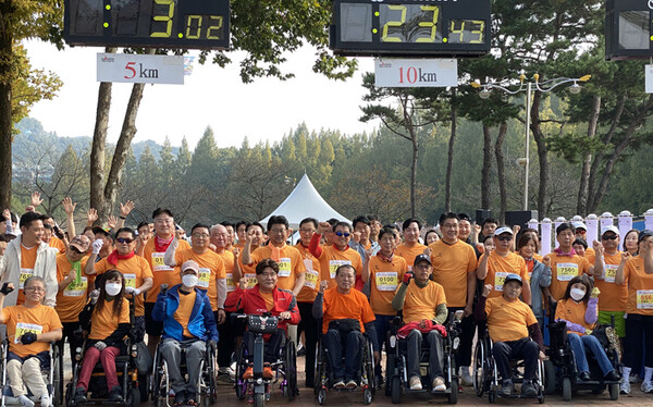 제22회 대청호마라톤대회가 15일 오전 시작된 가운데 최충규 대덕구청장이 장애인들과 함께 건강코스 달리기를 시작했다.