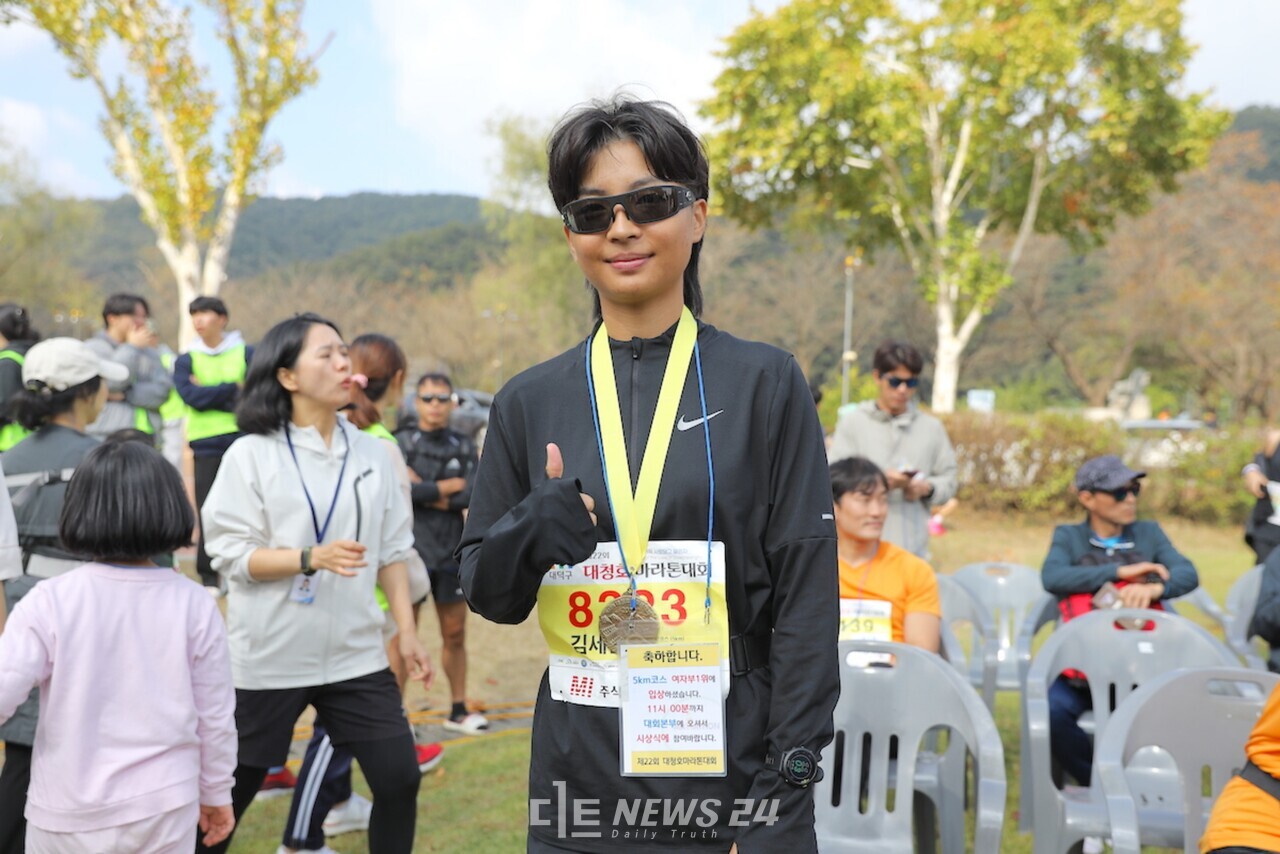 제22회 대청호마라톤대회 건강코스 여자부문 우승자 김세연씨. 정은진 기자.