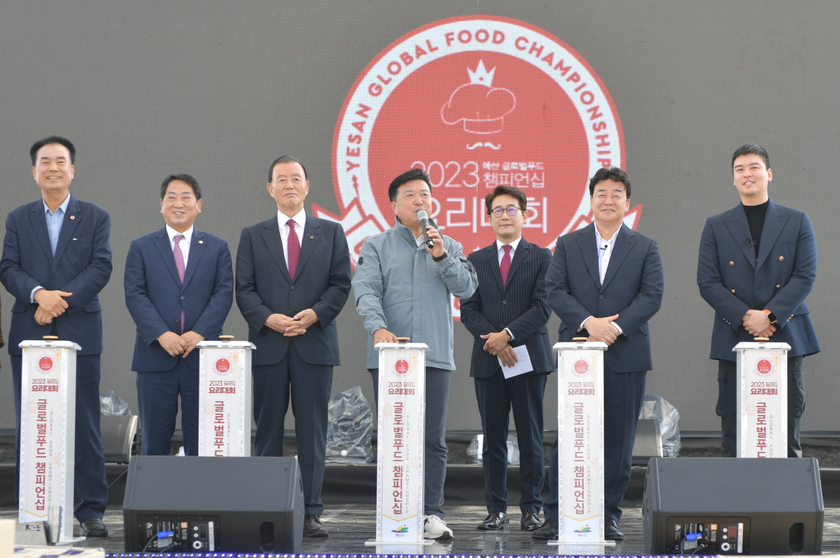 15일 열린 ‘2023 예산 글로벌푸드 챔피언쉽 요리대회’ 개최 모습. 최재구 예산군수(가운데)와 백종원 더본코리아 대표, 배우 이장우씨가 참석했다. 예산군 제공.