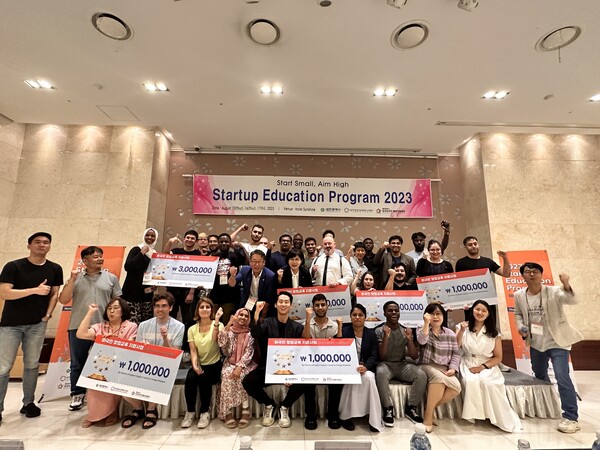 대전혁신센터 ‘2023 외국인 창업교육 지원사업(Start Small, Aim High)’ 종료 후 관계자들이 기념촬영을 하고 있다.
