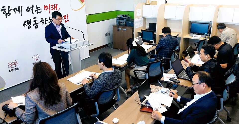 당진시 구교학 건설도시국장이 17일 시청 브리핑룸에서 기자회견을 하고 있다. 최종암 기자.