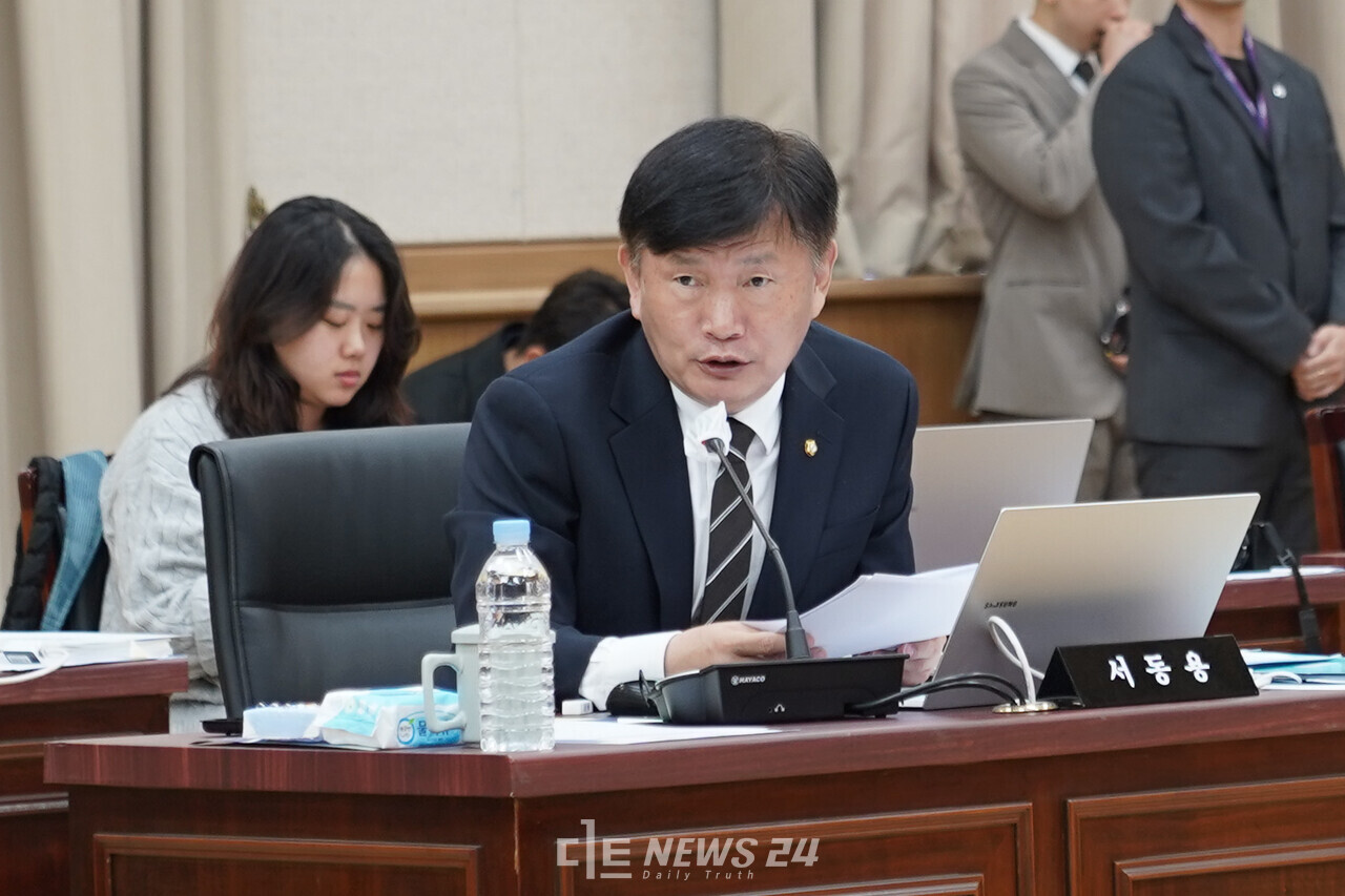 국회 교육위원회 서동용 의원이 18일 오후 충북교육청에서 열린 국정감사에서 사학재단을 비리를 알고도 안일하게 대응한 충남도교육청의 태도를 질타했다. 교육부 관계자를 향해 별도의 감사를 요청하면서 향후 결과가 주목되고 있다. 황재돈 기자. 