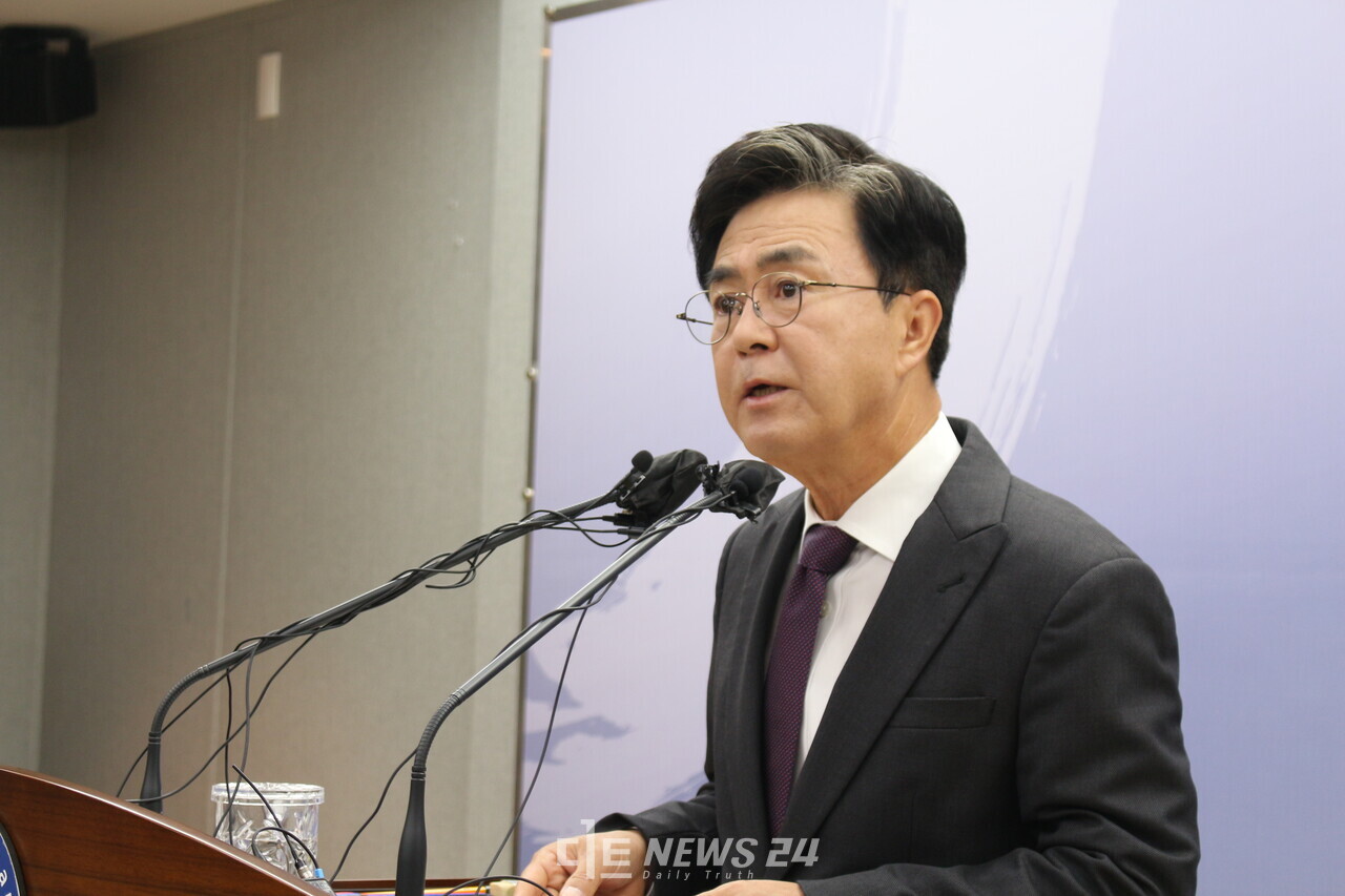 김태흠 충남지사가 19일 오전 도청 브리핑룸에서 정부의 '의대 정원 확대' 방침에 환영한다는 입장을 밝히고 자신의 공약인 '충남 국립 의대 신설'을 띄웠다. 김다소미 기자.