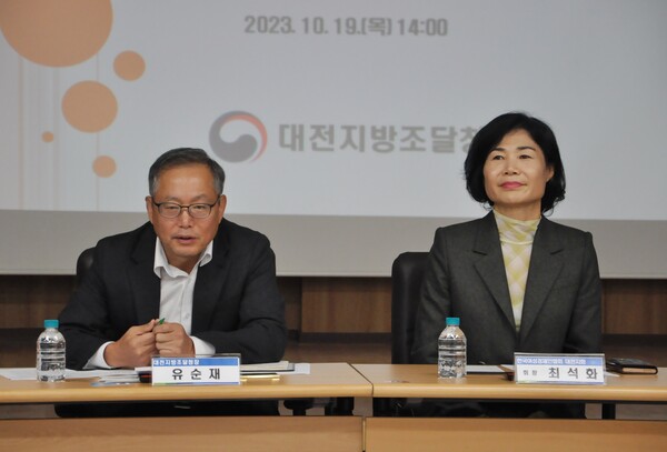 대전지방조달청 유순재 청장(좌측)과 한국여성경제인협회 대전지회 최석화 회장(우측).