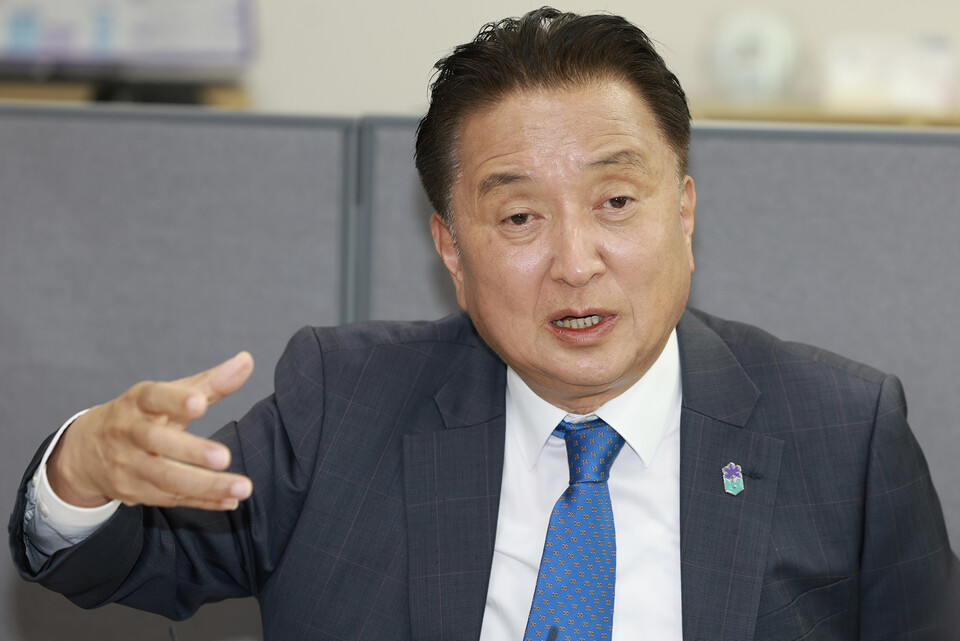 김영환 충북지사가 지난 17일 도청 기자실에서 '의대 정원 확대' 방안에 대해 설명하고 있다. 자료사진.