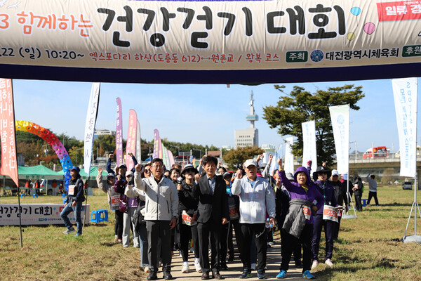 대전시체육회가 주최한 건강걷기대회가 22일 엑스포다리 하상에서 열렸다. 대전체육회 제공
