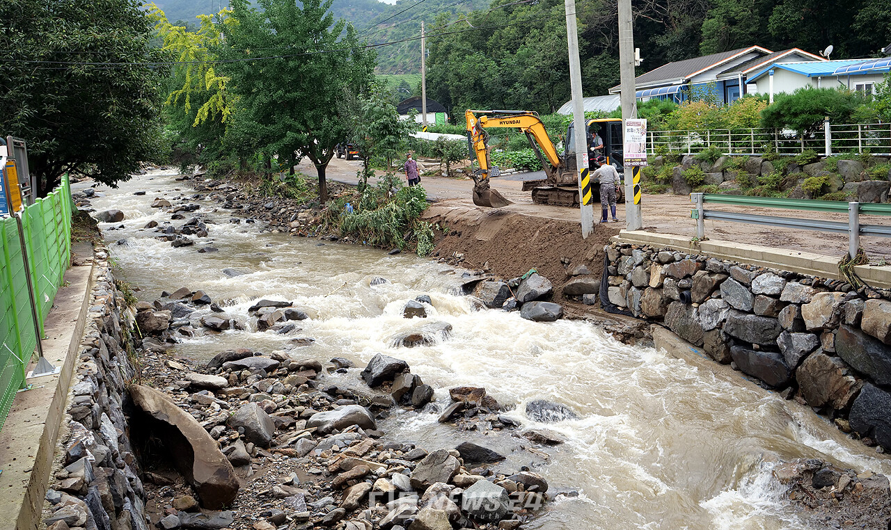 지난해 폭우가 내린 후 은산천이 범람해 제방둑이 무너진 모습. 군은 응급 복구를 위해 포크레인등 장비를 동원, 작업을 실시했다. 자료사진. 