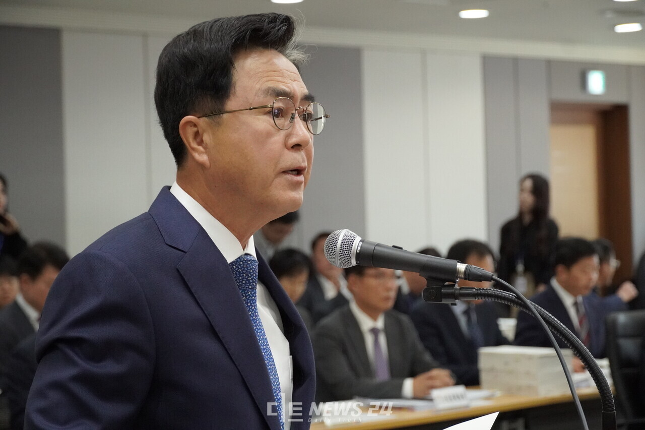 김태흠 충남지사가 23일 도청 대회의실에서 열린 국회 행정안전위원회 국정감사에서 '하계U대회' 조직위 구성 변화를 예고했다. 김다소미 기자.